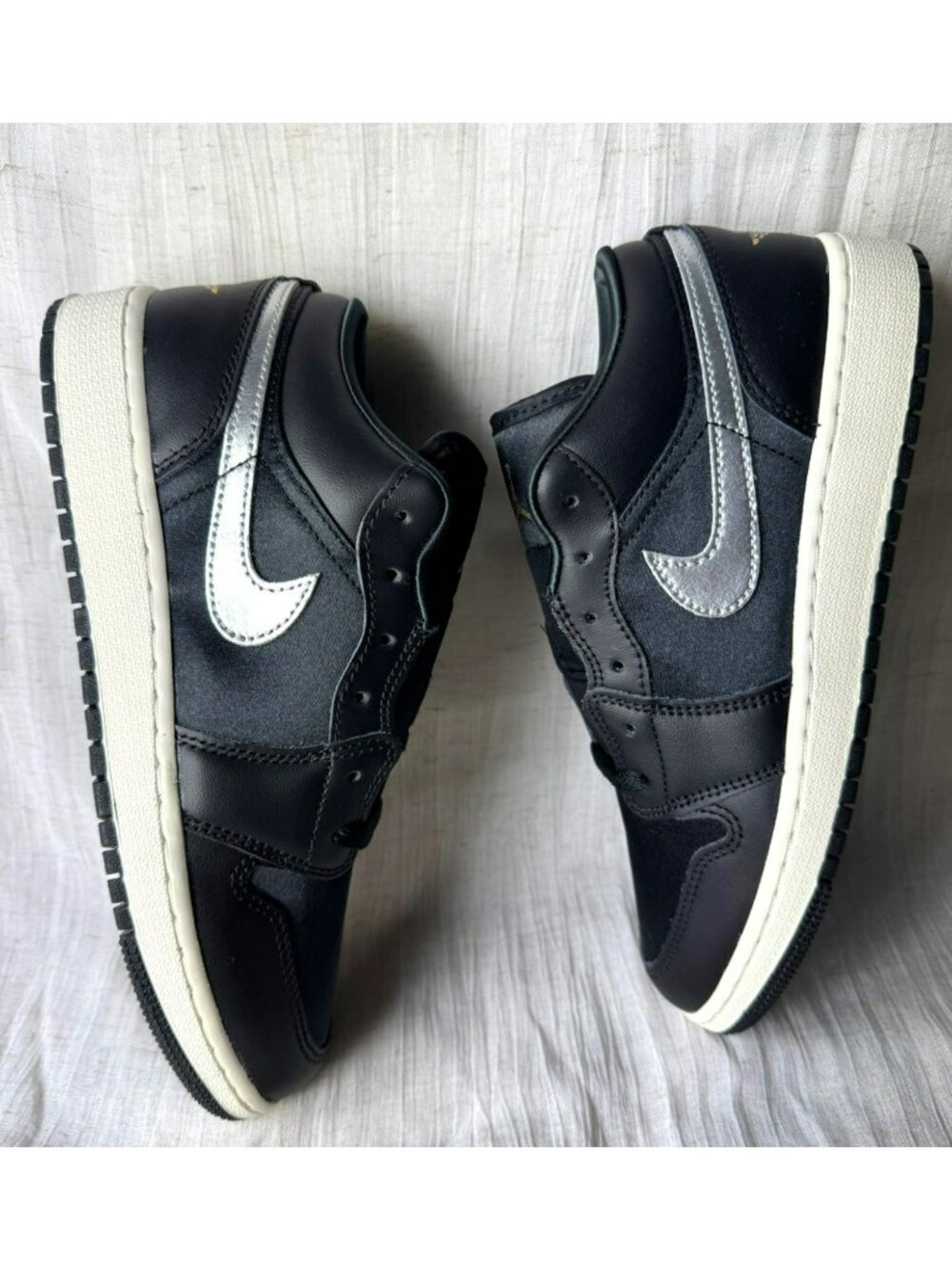 ✨H57- SIZE 6.5Y / 8 WOMEN'S NIKE AIR JORDAN 1 LOW BLACK/ METALLIC SILVER FZ3921
